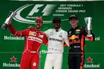 Foto zur News: Sebastian Vettel (Ferrari), Lewis Hamilton (Mercedes) und Max Verstappen (Red Bull)