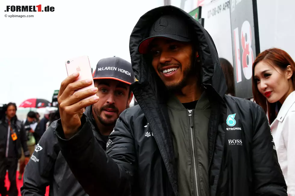 Foto zur News: Lewis Hamilton (Mercedes) und Fernando Alonso (McLaren)