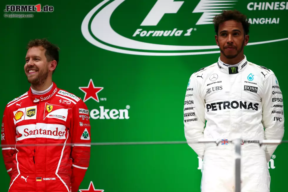 Foto zur News: Sebastian Vettel (Ferrari) und Lewis Hamilton (Mercedes)