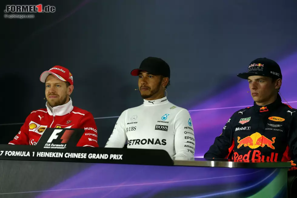 Foto zur News: Sebastian Vettel (Ferrari), Lewis Hamilton (Mercedes) und Max Verstappen (Red Bull)