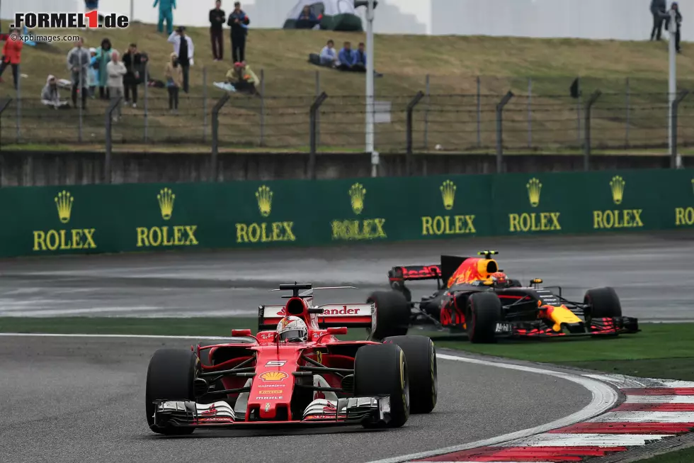 Foto zur News: Sebastian Vettel (Ferrari) und Max Verstappen (Red Bull)