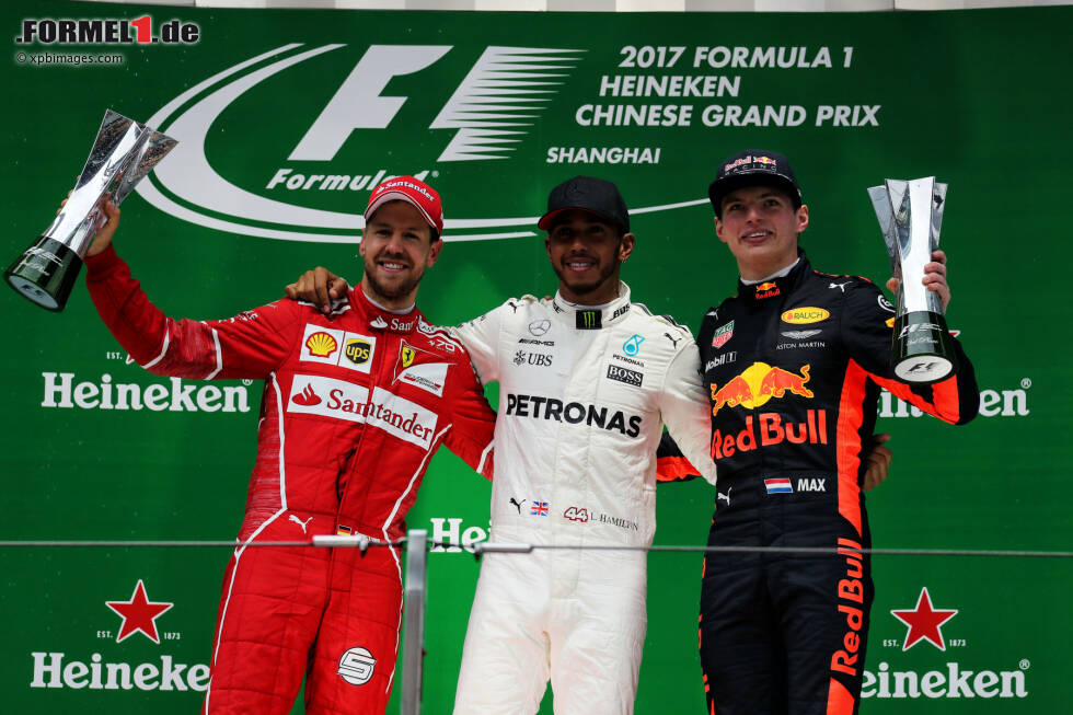 Foto zur News: Sebastian Vettel (Ferrari), Lewis Hamilton (Mercedes) und Max Verstappen (Red Bull)