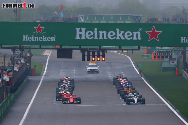 Foto zur News: Sebastian Vettels Start in China sorgte für Diskussionen. Jetzt noch einmal durch die Highlights des Rennens klicken!