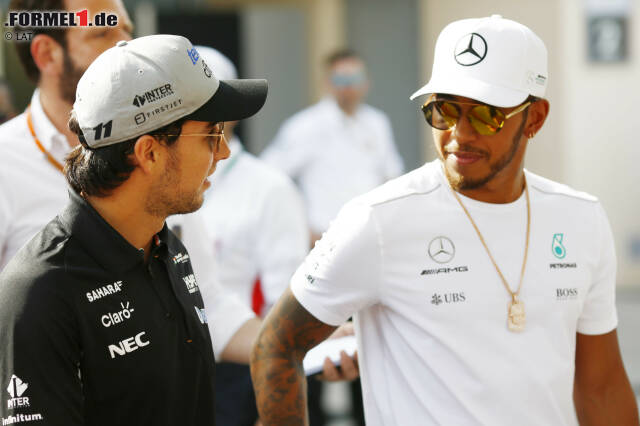Foto zur News: Sergio Perez (Force India) und Lewis Hamilton (Mercedes)