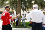 Foto zur News: Sebastian Vettel (Ferrari) und Charlie Whiting