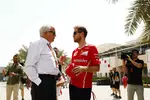 Foto zur News: Sebastian Vettel (Ferrari) und Charlie Whiting