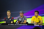 Foto zur News: Kevin Magnussen (Haas), Fernando Alonso (McLaren) und Jolyon Palmer (Renault)
