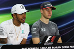 Foto zur News: Lewis Hamilton (Mercedes) und Stoffel Vandoorne (McLaren)
