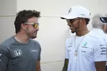 Foto zur News: Fernando Alonso (McLaren) und Lewis Hamilton (Mercedes)