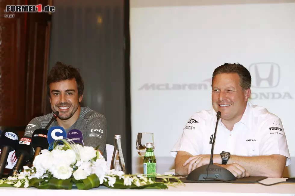 Foto zur News: Fernando Alonso (McLaren) und Zak Brown