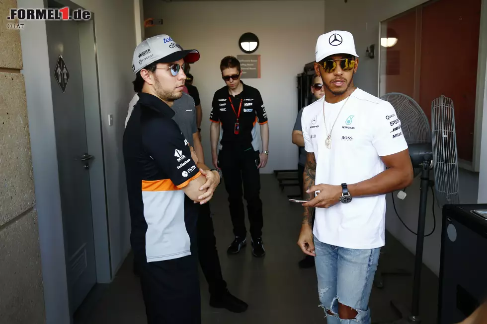 Foto zur News: Sergio Perez (Force India) und Lewis Hamilton (Mercedes)