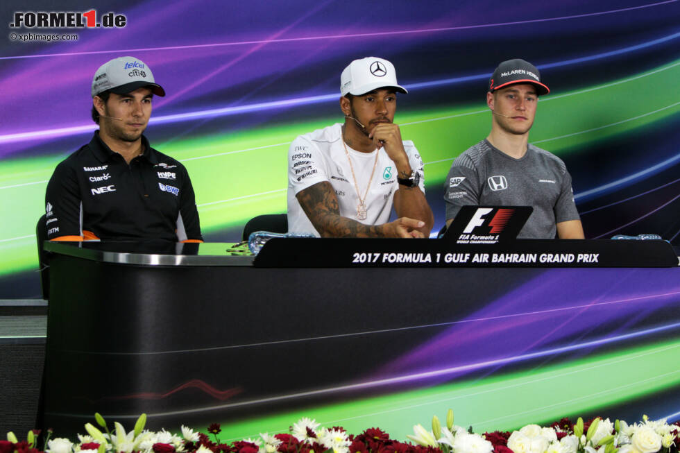 Foto zur News: Sergio Perez (Force India), Lewis Hamilton (Mercedes) und Stoffel Vandoorne (McLaren)