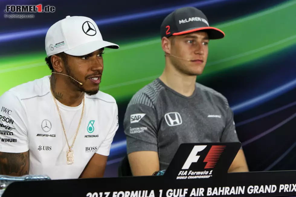 Foto zur News: Lewis Hamilton (Mercedes) und Stoffel Vandoorne (McLaren)