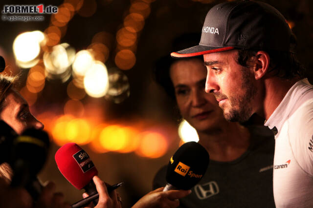 Foto zur News: Fernando Alonso: Hat er in Bahrain aus Frust aufgegeben? Jetzt durch die 17 schönsten Fotos des Rennens klicken!