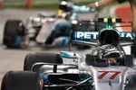 Foto zur News: Valtteri Bottas (Mercedes) und Lewis Hamilton (Mercedes)