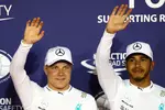 Foto zur News: Valtteri Bottas (Mercedes) und Lewis Hamilton (Mercedes)