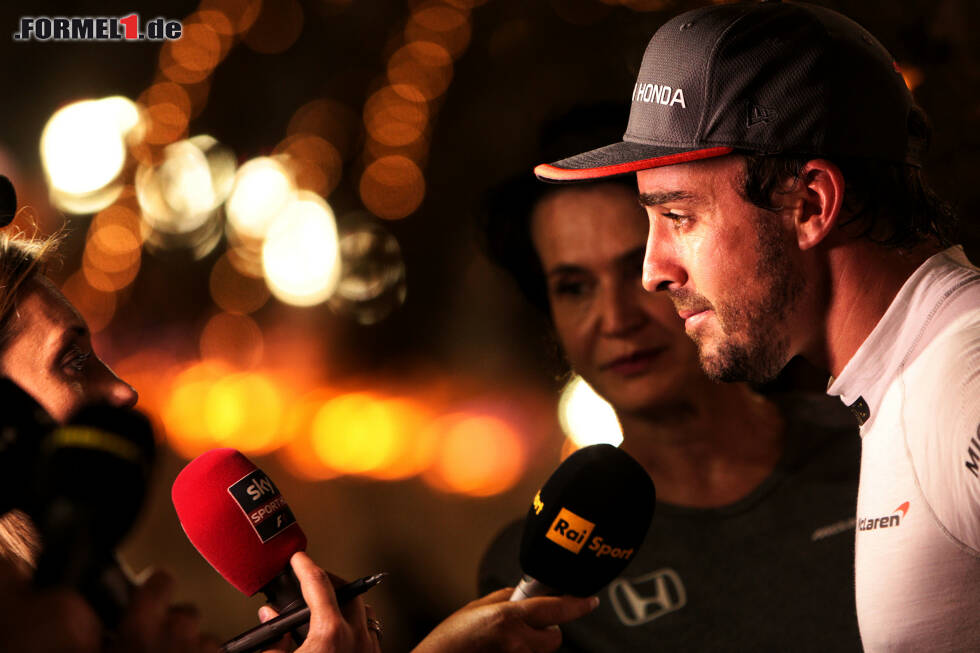 Foto zur News: Fernando Alonso: Hat er in Bahrain aus Frust aufgegeben? Jetzt durch die 17 schönsten Fotos des Rennens klicken!
