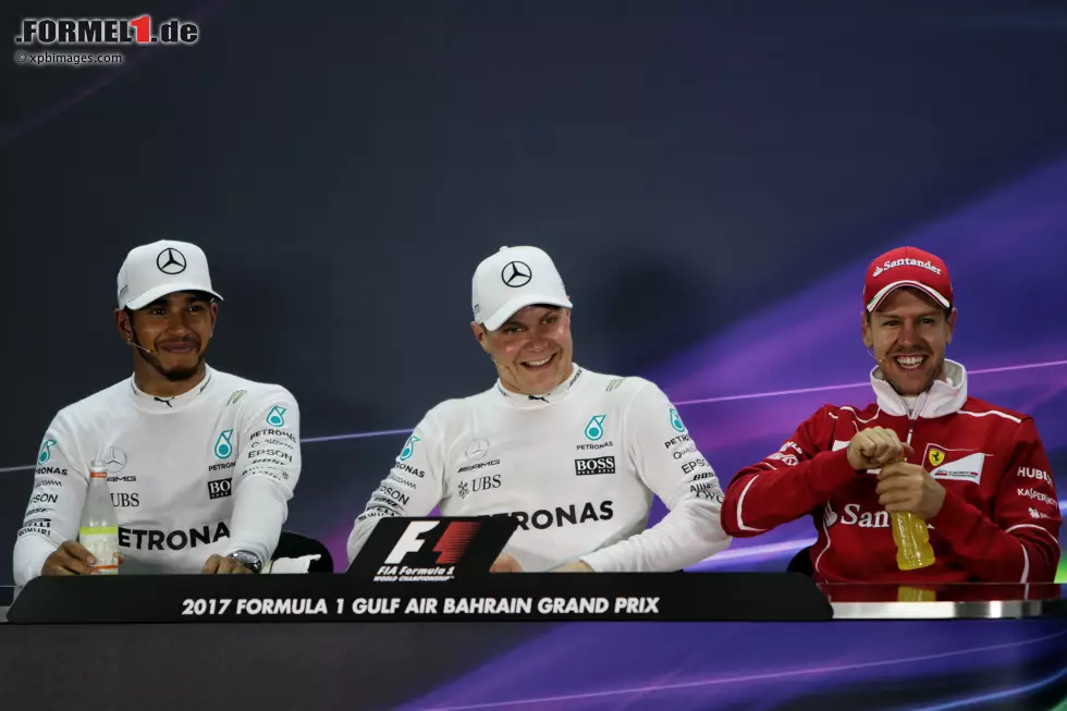 Foto zur News: Lewis Hamilton (Mercedes), Valtteri Bottas (Mercedes) und Sebastian Vettel (Ferrari)