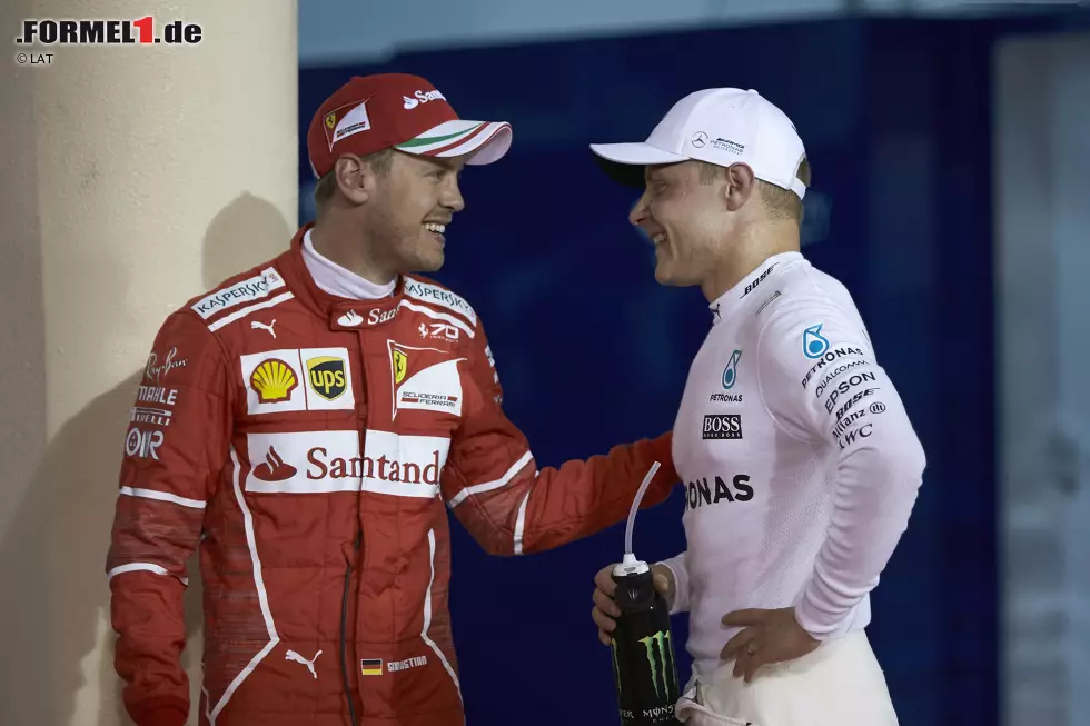 Foto zur News: Sebastian Vettel (Ferrari) und Valtteri Bottas (Mercedes)