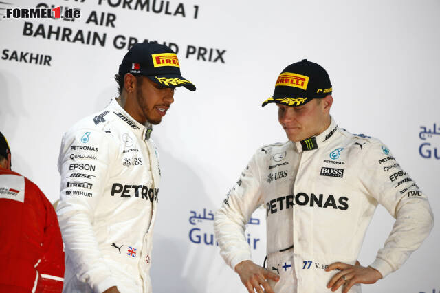 Foto zur News: Nachdenklich: Lewis Hamilton und Valtteri Bottas wundern sich auf dem Podium über ihre Niederlage in Bahrain. Wie konnte das passieren? Jetzt durch die Highlights des Rennens klicken!