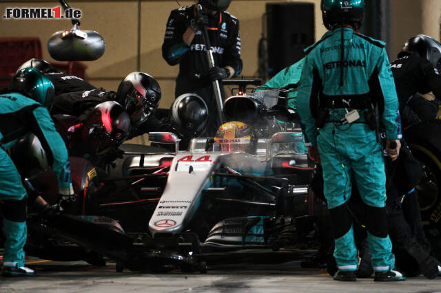Foto zur News: Lewis Hamilton beim entscheidenden Boxenstopp. Hätte er das Rennen gewinnen können? Jetzt durch die 17 besten Fotos klicken!