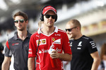 Foto zur News: Sebastian Vettel (Ferrari), Romain Grosjean (Haas) und Valtteri Bottas (Mercedes)