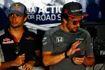 Foto zur News: Carlos Sainz (Toro Rosso) und Fernando Alonso (McLaren)