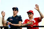 Foto zur News: Daniil Kwjat (Toro Rosso) und Kimi Räikkönen (Ferrari)