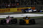 Foto zur News: Jolyon Palmer (Renault) und Sergio Perez (Force India)