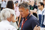 Foto zur News: Bernie Ecclestone und Jean Alesi