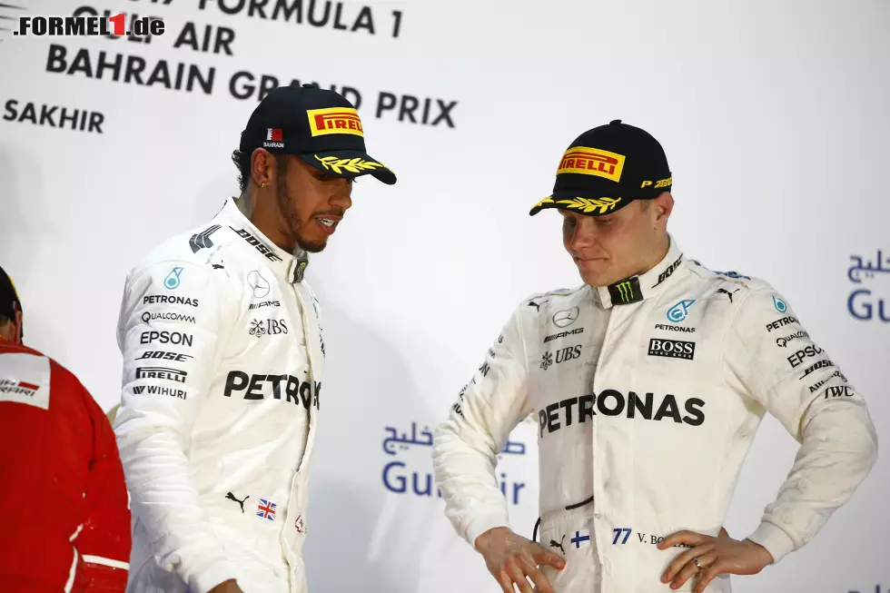 Foto zur News: Nachdenklich: Lewis Hamilton und Valtteri Bottas wundern sich auf dem Podium über ihre Niederlage in Bahrain. Wie konnte das passieren? Jetzt durch die Highlights des Rennens klicken!