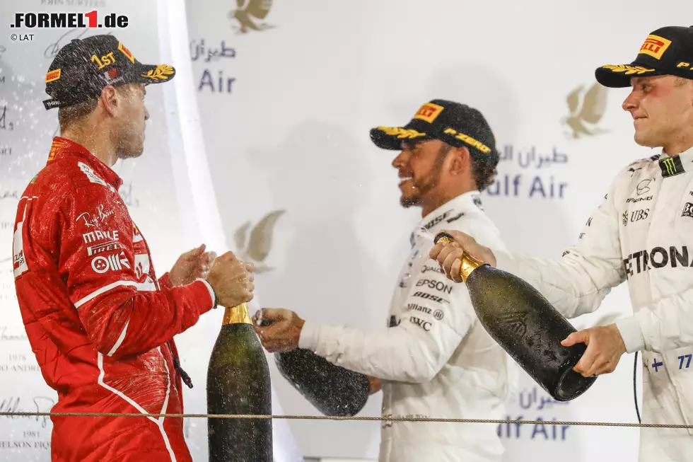 Foto zur News: Sebastian Vettel (Ferrari), Valtteri Bottas (Mercedes) und Lewis Hamilton (Mercedes)