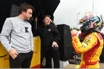 Foto zur News: Fernando Alonso (McLaren), Michael Andretti und Ryan Hunter-Reay