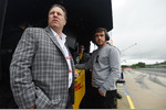 Foto zur News: Zak Brown und Fernando Alonso (McLaren)