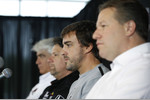 Foto zur News: Michael Andretti, Fernando Alonso (McLaren) und Zak Brown