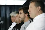 Foto zur News: Michael Andretti, Fernando Alonso (McLaren) und Zak Brown