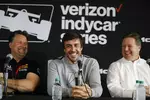 Foto zur News: Michael Andretti, Fernando Alonso (McLaren) und Zak Brown