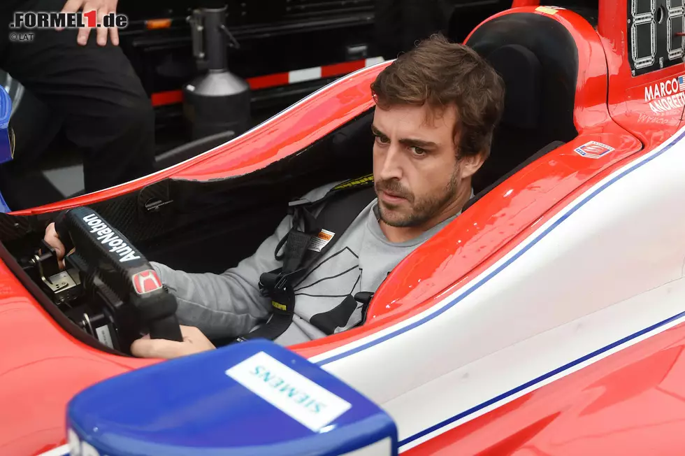 Foto zur News: Fernando Alonso (McLaren) und