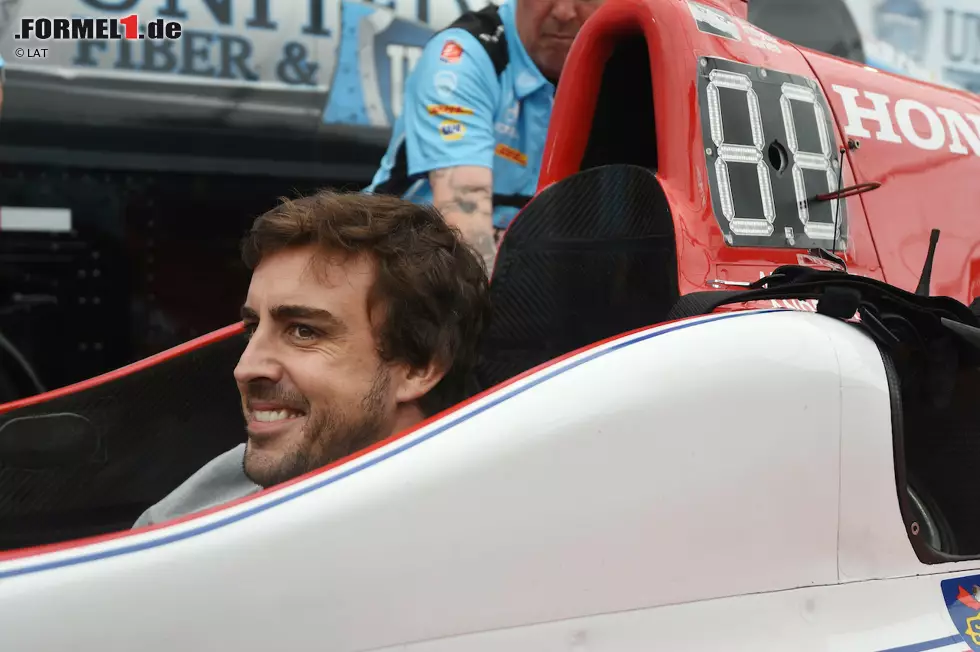 Foto zur News: Fernando Alonso (McLaren) und