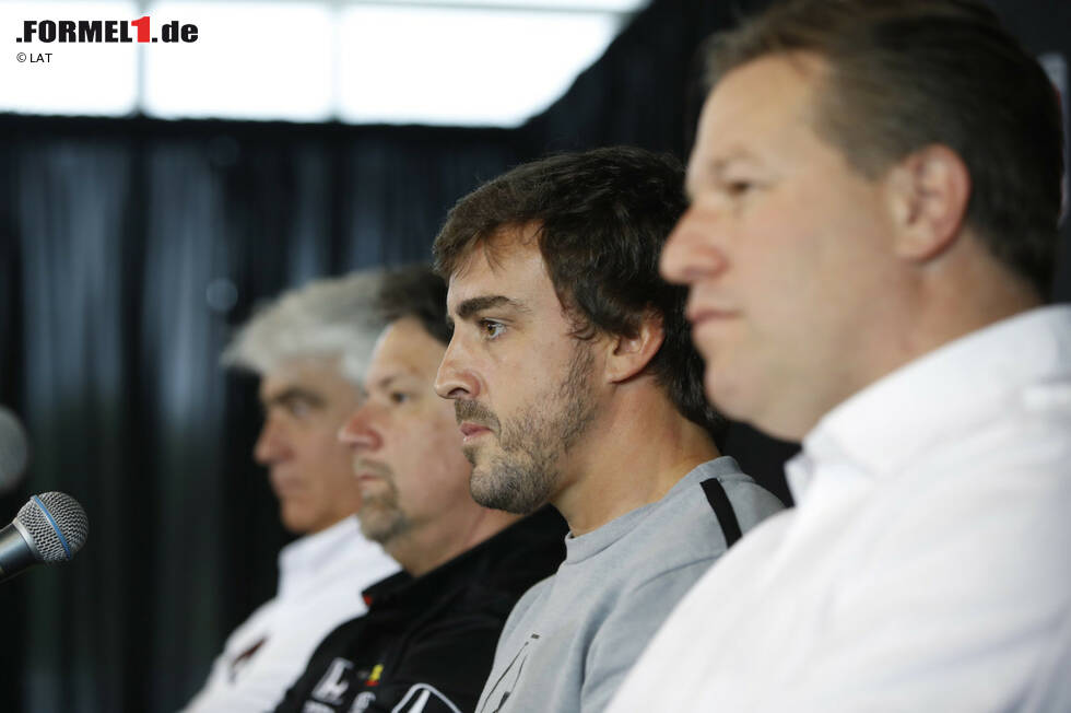 Foto zur News: Michael Andretti, Fernando Alonso (McLaren) und Zak Brown