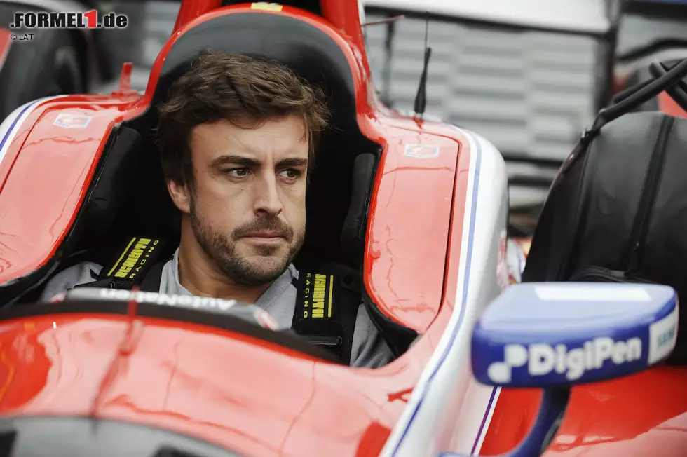 Foto zur News: Fernando Alonso (McLaren) und