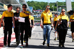 Foto zur News: Jolyon Palmer (Renault) und Sergei Sirotkin
