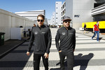 Foto zur News: Stoffel Vandoorne (McLaren) und Fernando Alonso (McLaren)