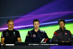 Foto zur News: Valtteri Bottas (Mercedes), Daniil Kwjat (Toro Rosso) und Romain Grosjean (Haas)