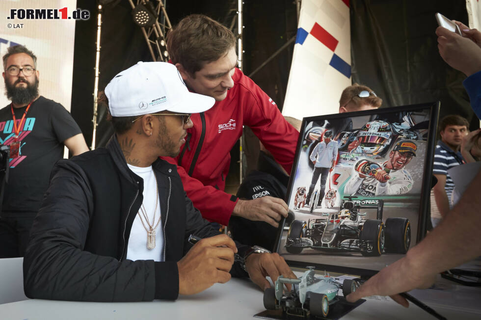Foto zur News: Lewis Hamilton (Mercedes) und Witali Petrow