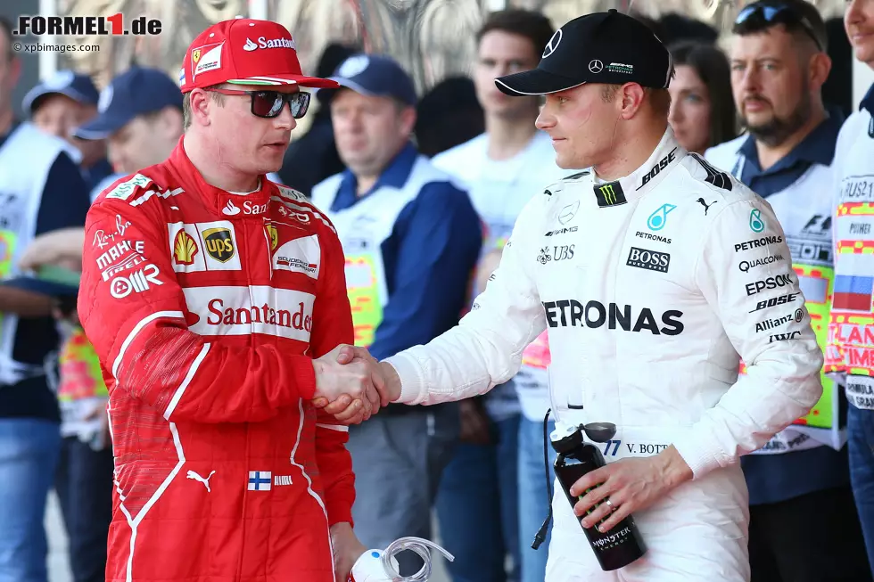 Foto zur News: Kimi Räikkönen (Ferrari) und Valtteri Bottas (Mercedes)