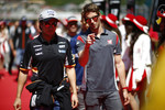 Foto zur News: Sergio Perez (Force India) und Romain Grosjean (Haas)