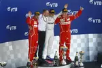 Foto zur News: Valtteri Bottas (Mercedes), Sebastian Vettel (Ferrari) und Kimi Räikkönen (Ferrari)