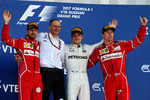 Foto zur News: Sebastian Vettel (Ferrari), Valtteri Bottas (Mercedes) und Kimi Räikkönen (Ferrari)