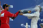 Foto zur News: Sebastian Vettel (Ferrari) und Valtteri Bottas (Mercedes)